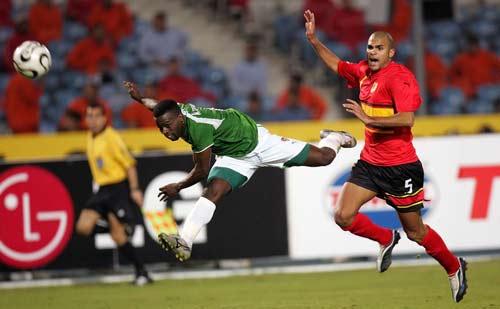 詹姆斯背后传球制造得分机会