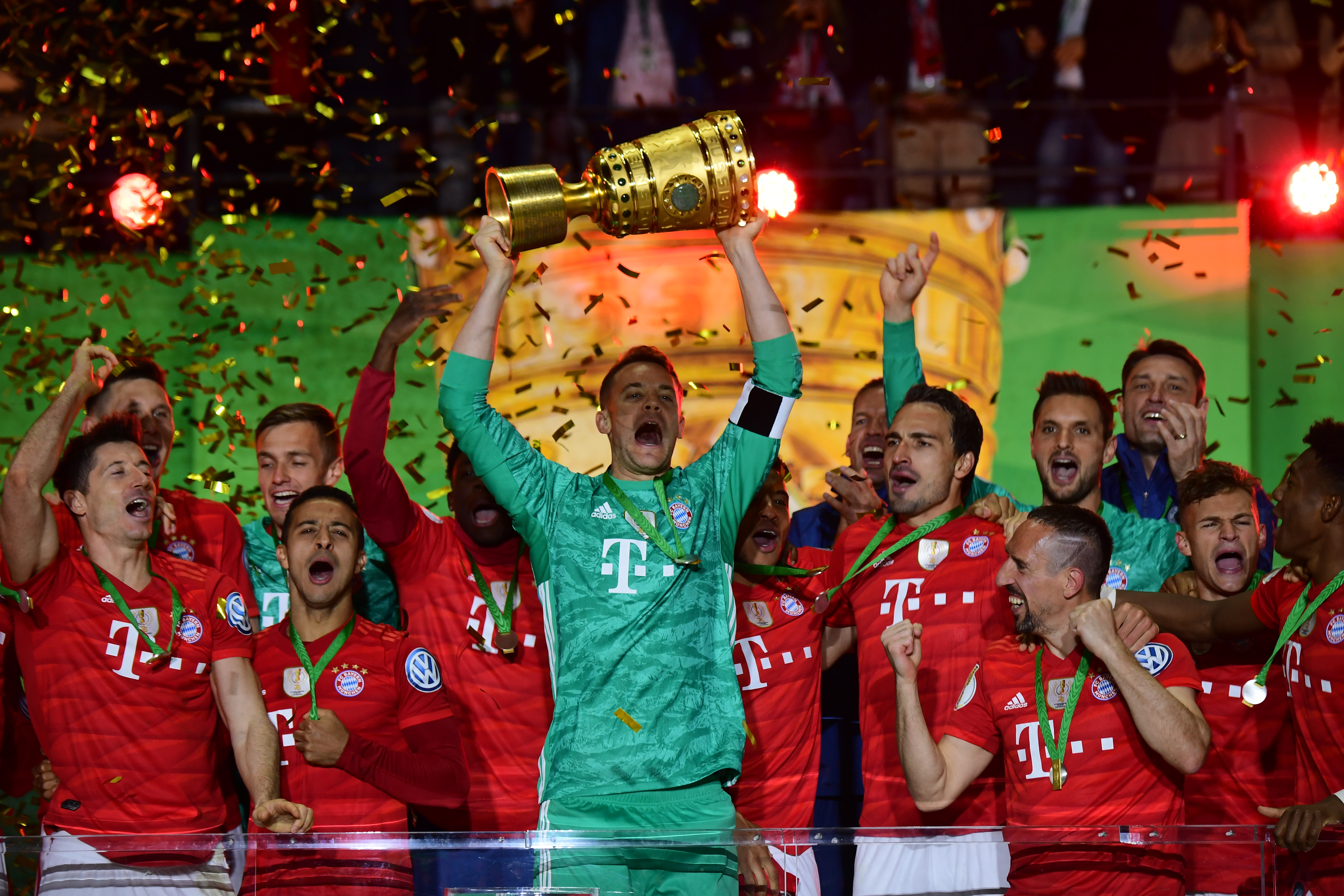 记者：世界杯抽签仪式开始前，大力神杯已经抵达华盛顿