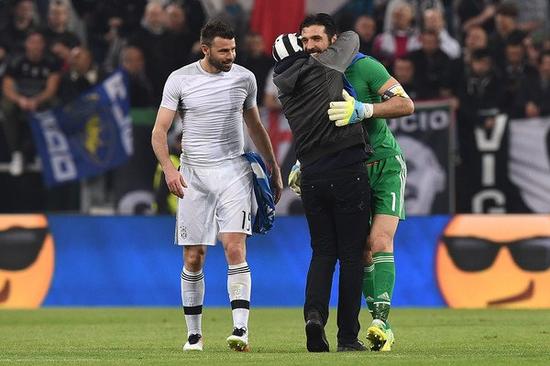 一日意甲动向：国米大胜科莫晋级榜首，米兰中锋实在是太令人发愁