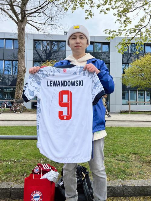 马德兴：有关方面对王洪亮带队0-3巴西不满，却对女足0-8沉默