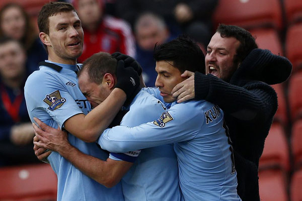 掘金主场有几位小球迷举牌支持威少：拉塞尔拿MVP