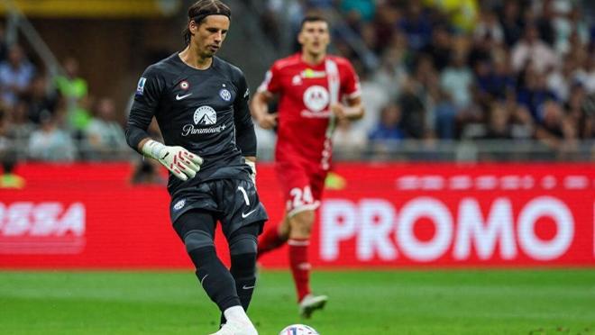 梅西赛前将球衣赠予安哥拉总统，总统回赠他一座纪念奖杯